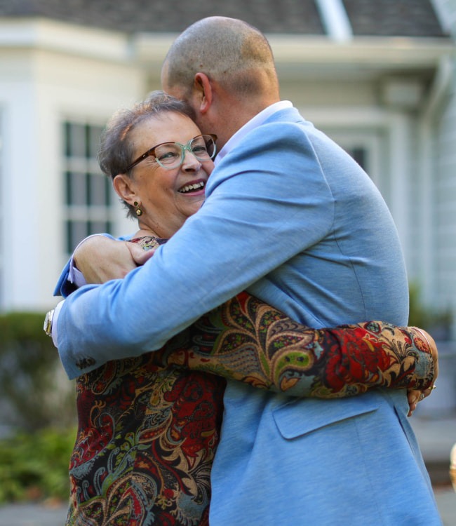 happy-retirement-labarge-hug